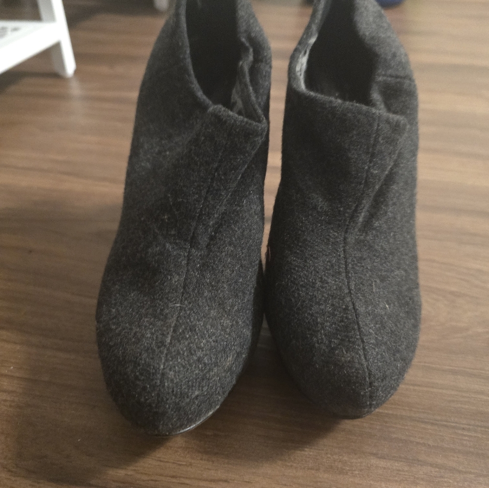 VINCE CAMUTO BOOTIES